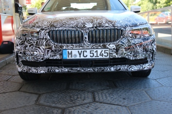 BMW 5er Lim Erlkönig mit Matrix Licht und "geschlossener Niere"